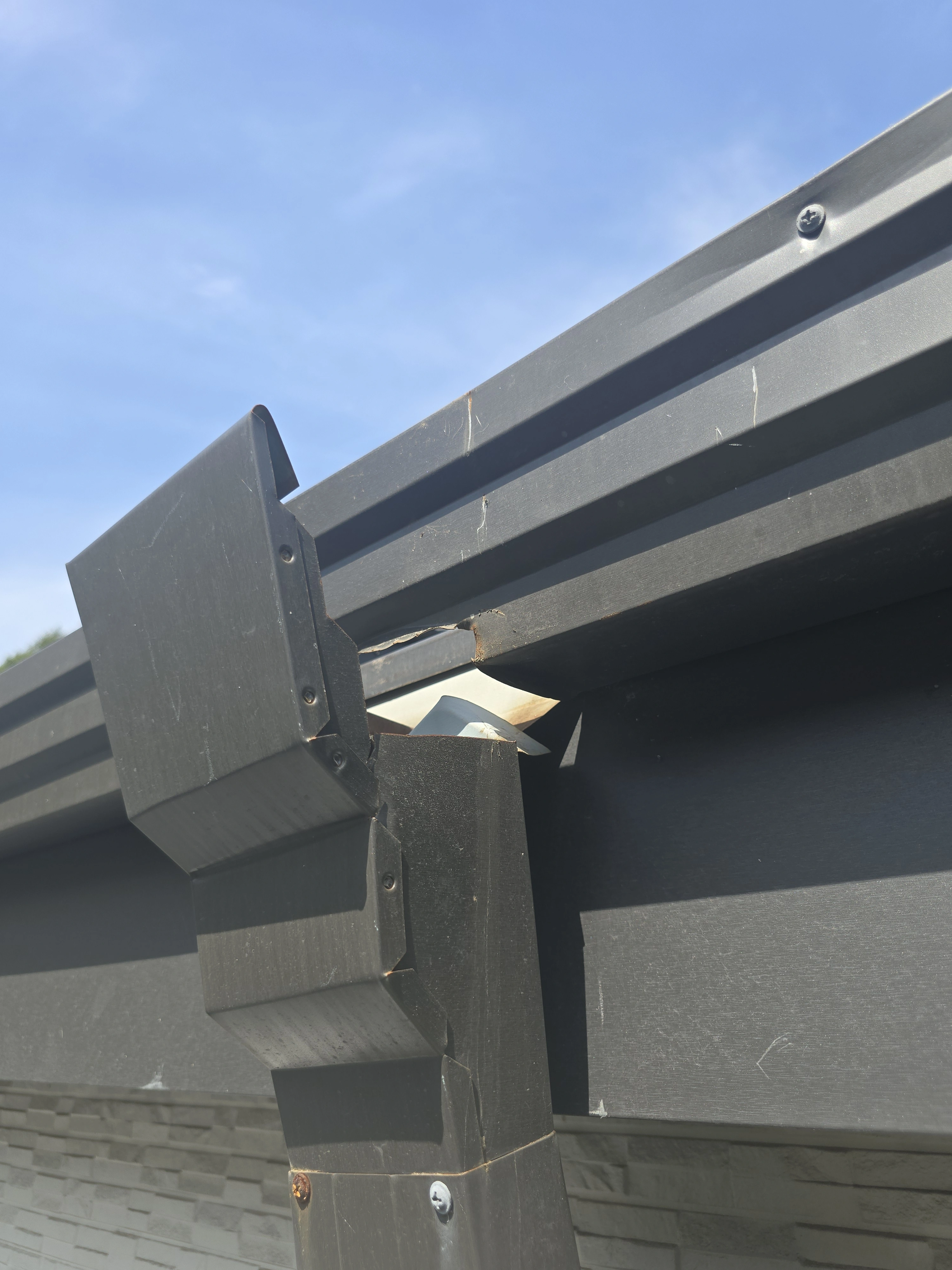 시공 전 — 코너 엘보 파손으로 선홈통이 벌어진 상태