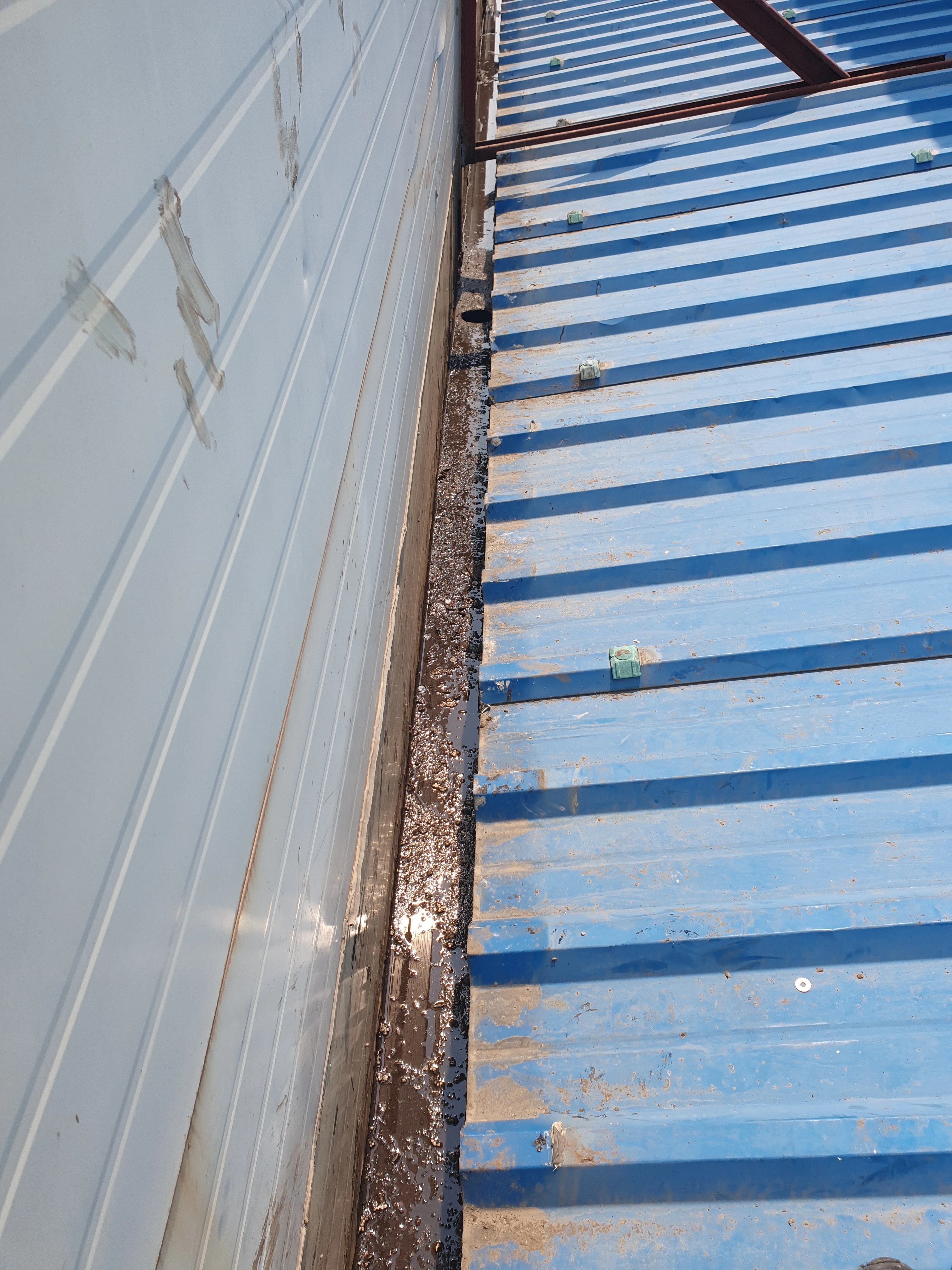 시공 전 — 파형 강판 지붕-외벽 접합부 실링 파열, 틈새 노출