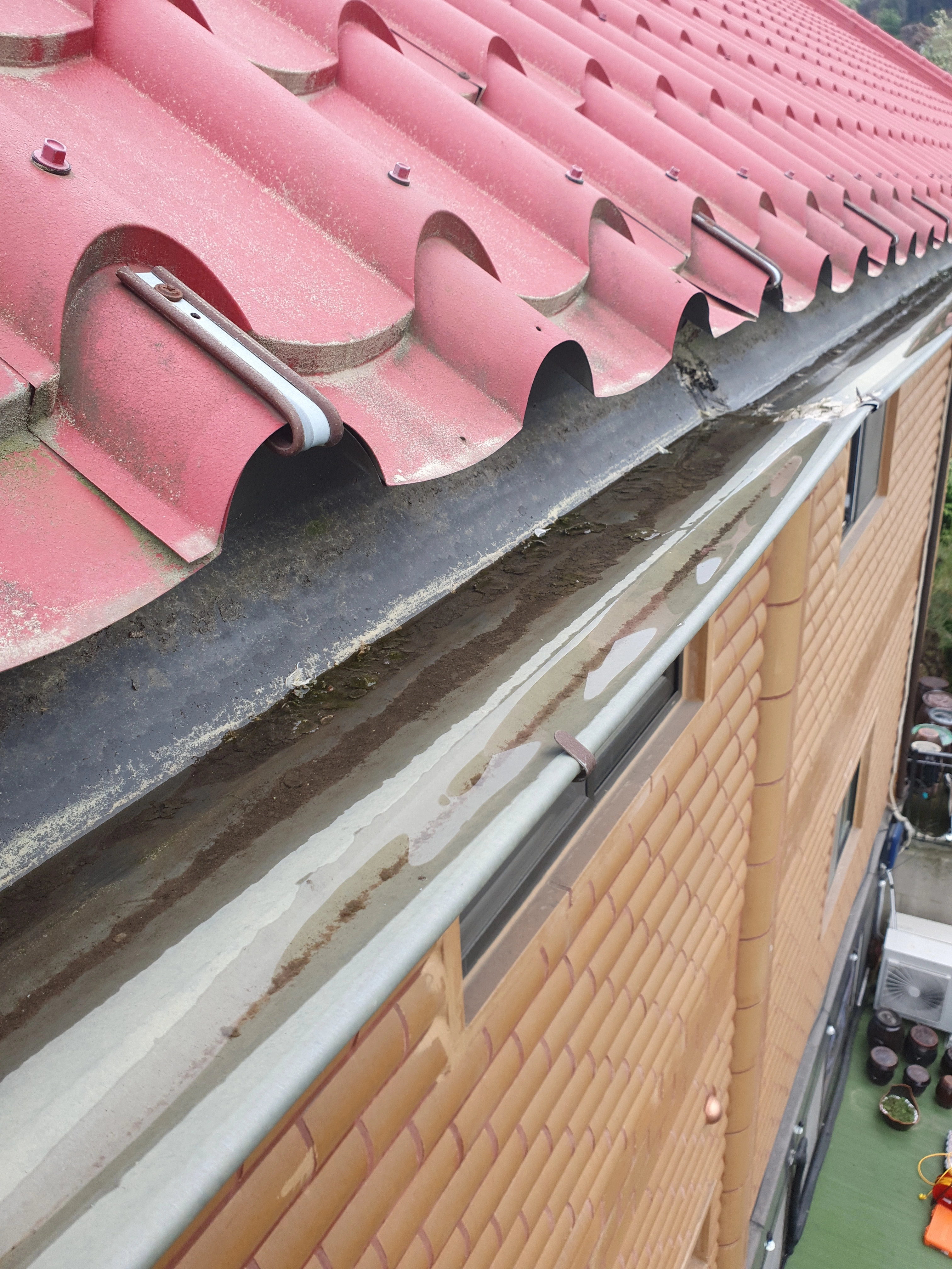 시공 전 — 기와지붕 노후 홈통에 흙·낙엽 두껍게 적체, 브래킷 이완