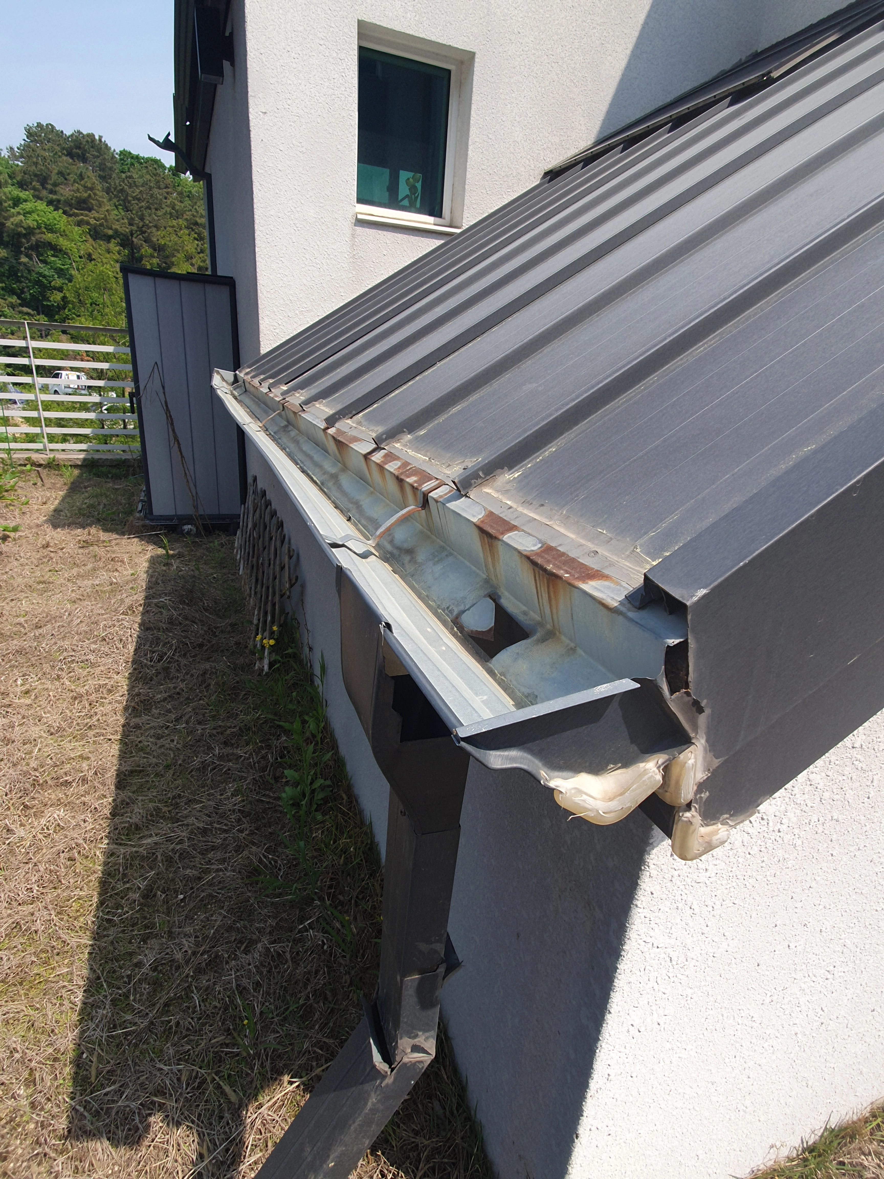 시공 전 — 낙엽망 없이 이물질 쌓인 전원주택 처마 홈통