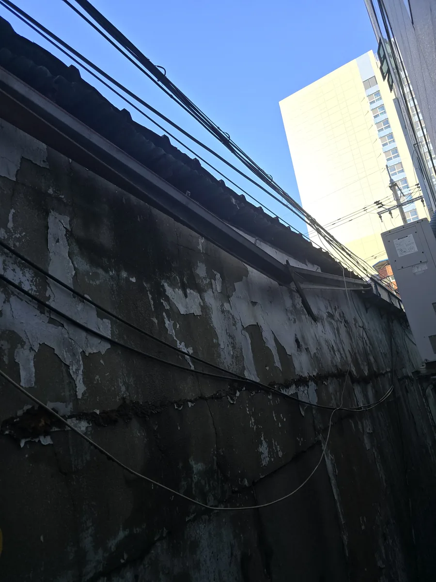 강서구 연립주택 처마 홈통이 브래킷 이완으로 처져 배수구 반대 방향으로 경사가 뒤집힌 시공 전 상태